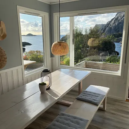 Buveien 158, Pa Bakkeplan Med Utsikt Utover Havet