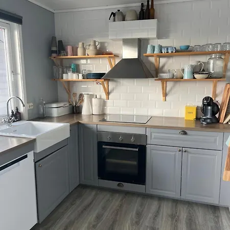 Buveien 158, Pa Bakkeplan Med Utsikt Utover Havet Sogndalsstrand