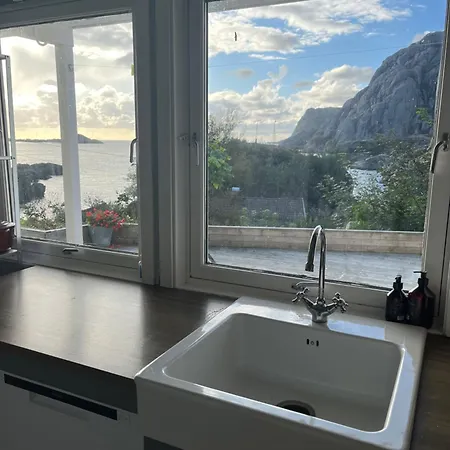 Buveien 158, Pa Bakkeplan Med Utsikt Utover Havet Sogndalsstrand