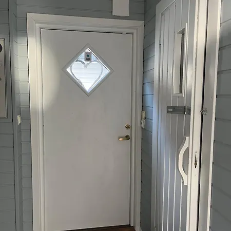 Apartamento Buveien 158, Pa Bakkeplan Med Utsikt Utover Havet *