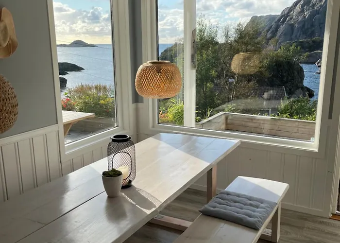 Buveien 158, Pa Bakkeplan Med Utsikt Utover Havet