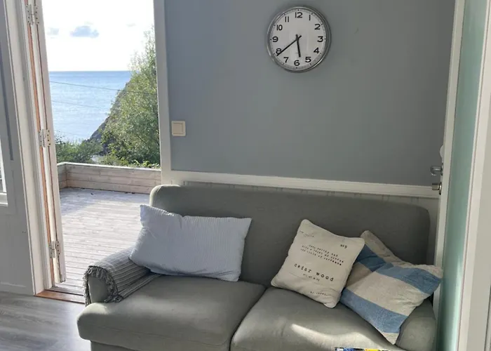 Buveien 158, Pa Bakkeplan Med Utsikt Utover Havet