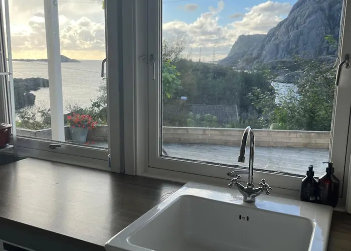 Buveien 158, Pa Bakkeplan Med Utsikt Utover Havet Sogndalsstrand