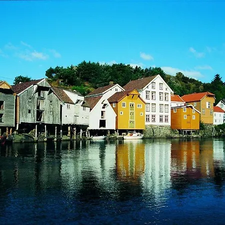 Apartament Buveien 158, Pa Bakkeplan Med Utsikt Utover Havet Sogndalsstrand